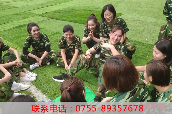 戶外拓展訓練項目之信任背摔游戲的規則和游戲玩法